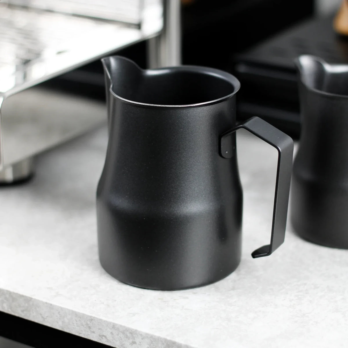 Barista melkkan 450ml in gebruik naast espressomachine – beoordeeld als topkeuze