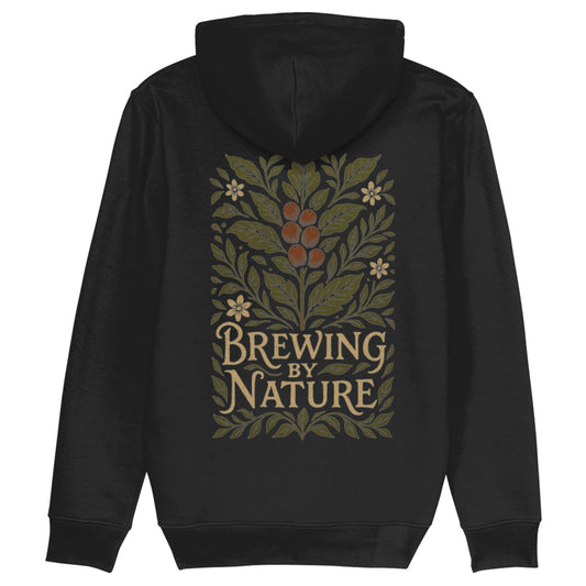 Zwarte hoodie van biologisch katoen met botanische koffieprint en tekst ‘Brewing by Nature’ – duurzaam streetwear ontwerp voor koffieliefhebbers en barista’s.
