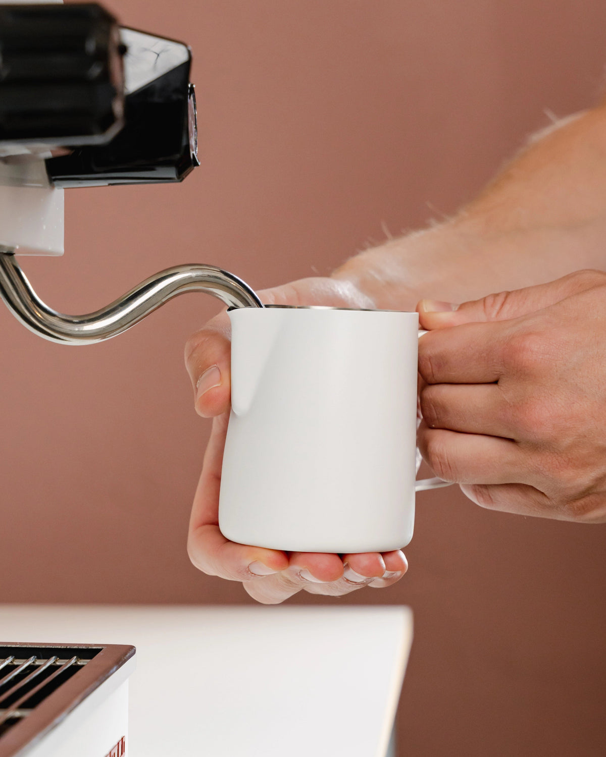 Witte Essentials melkkan 350 ml onder een stoompijp