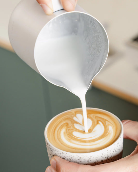 Essentials melkkan 550 ml wit, latte art schenken