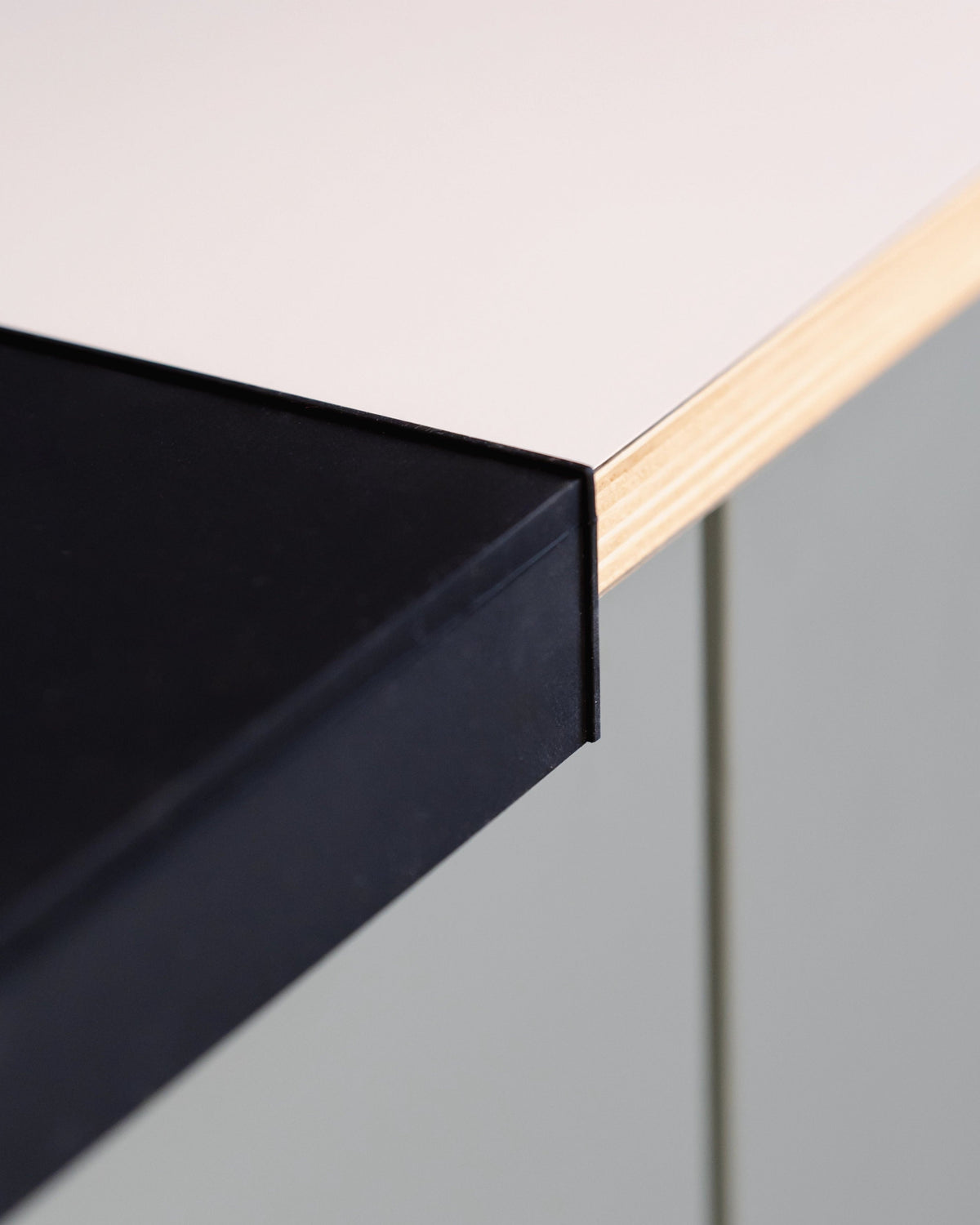 Detail van de kleine zwarte tampermat met hoek over de rand van een werkblad