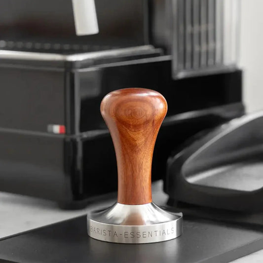 Houten tamper bij een espressomachine
