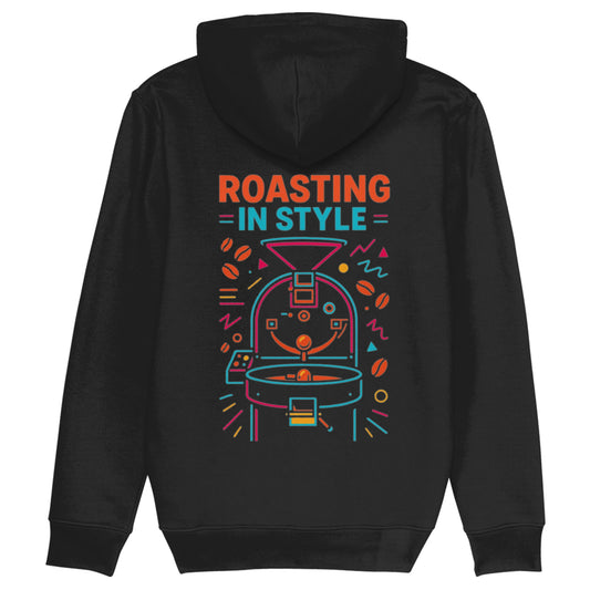 Zwarte hoodie met kleurrijke abstracte koffiebrander en tekst ‘Roasting In Style’ – duurzame specialty coffee hoodie voor koffiebranders en koffieliefhebbers.