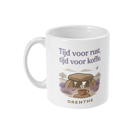Linkerkant van de mok met paarse heide, hunebed en koffiedamp β rustige uitstraling met natuurlijke kleuren.