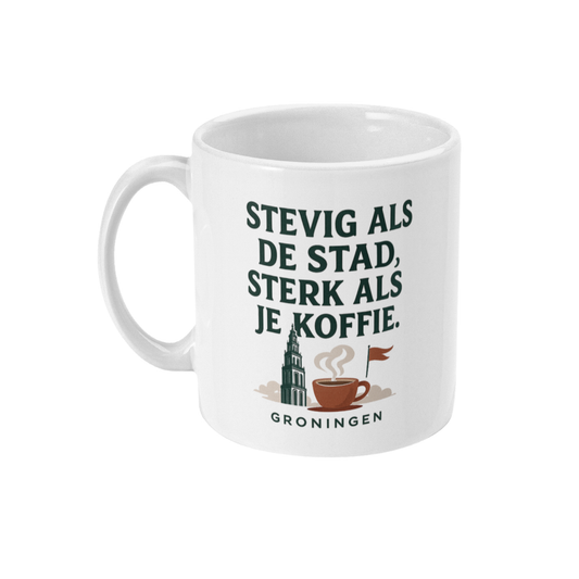Linkerkant van de witte keramieken mok met Groningse vlag, koffie en de robuuste quote in schreefloze letters.