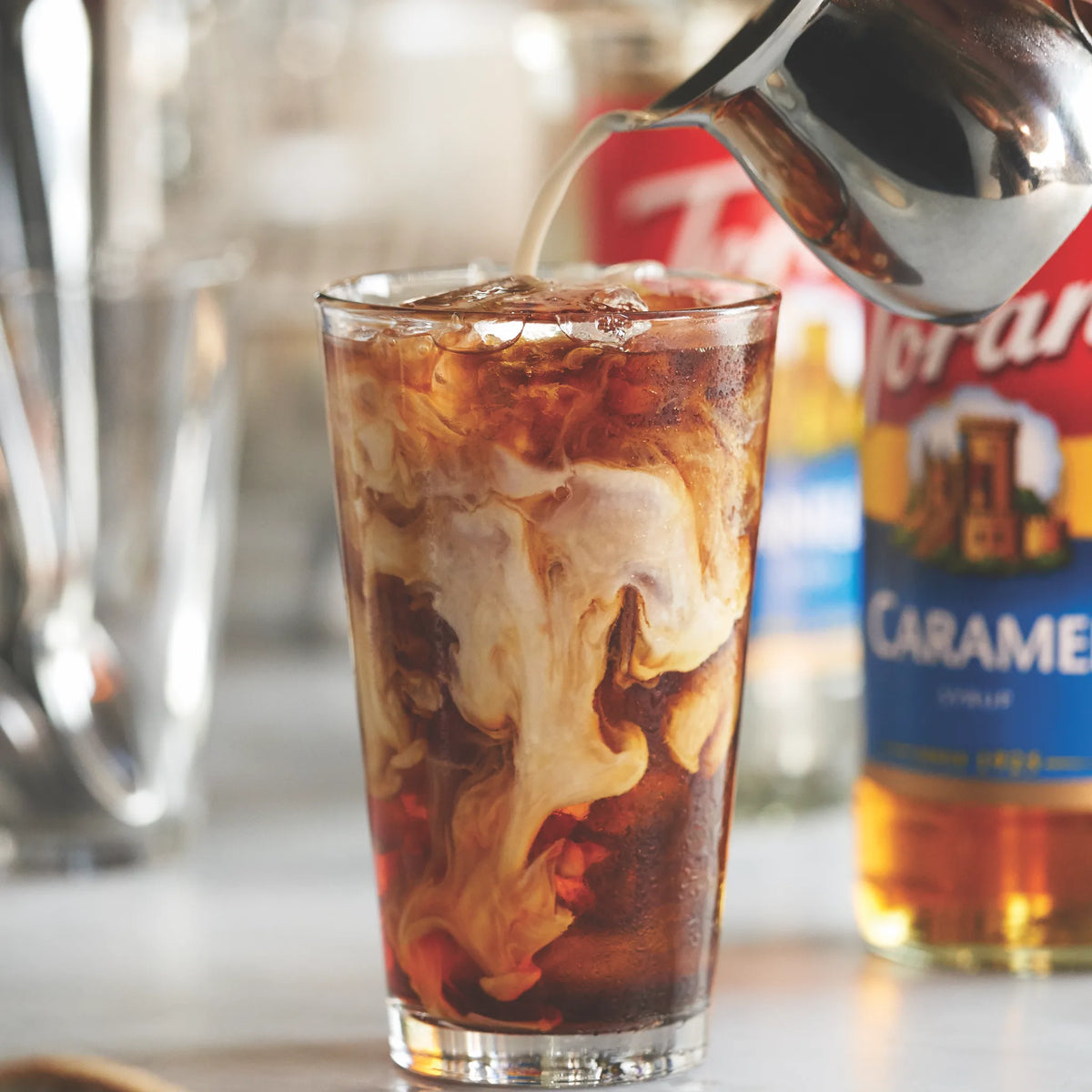 IJskoffie met een zoete karamelsmaak door Torani Caramel Siroop.