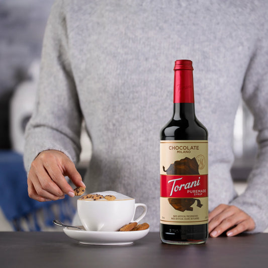 Torani Milano siroop gebruikt in een mokka-recept.