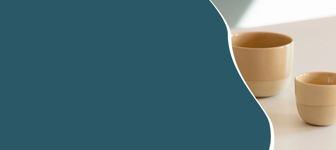 Banner met zandgele koffiekopjes in espresso- en cappuccinogrootte, perfect afgestemd op Sage espressomachines met stoompijpje – ideaal voor koffieliefhebbers die op zoek zijn naar het juiste koffiekopje per formaat.