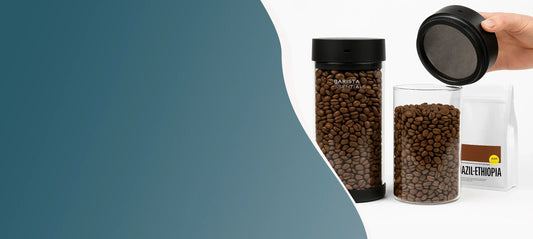 Koffiebonen bewaren op het aanrecht zonder direct zonlicht naast een espressomachine voor thuisbarista’s