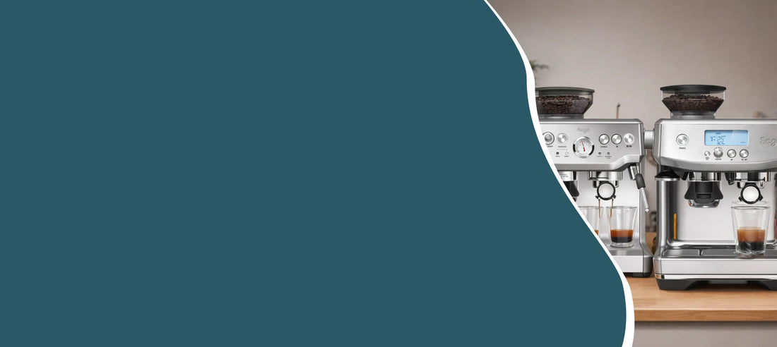Hero banner met Sage Barista Express en Sage Barista Pro naast elkaar op een keukenblad, gebruikt als visuele vergelijking voor het kiezen tussen beide espressomachines.
