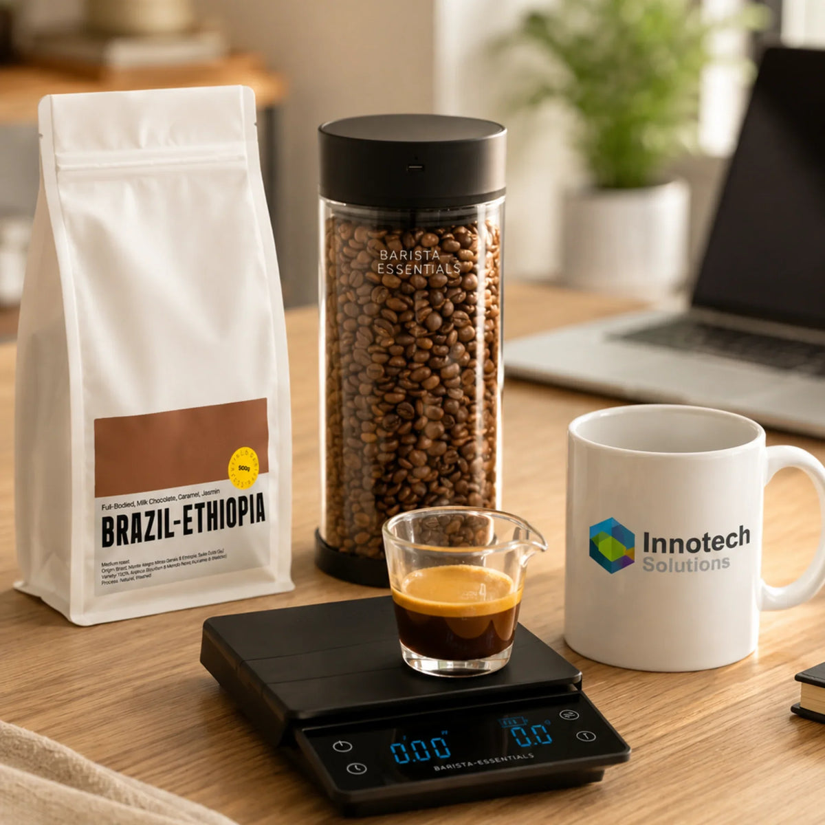 Compacte barista setup voor thuiswerken en kantoor met koffieweegschaal, espresso shotglas, vacuüm voorraadpot en koffiemok op een rustige werkplek.