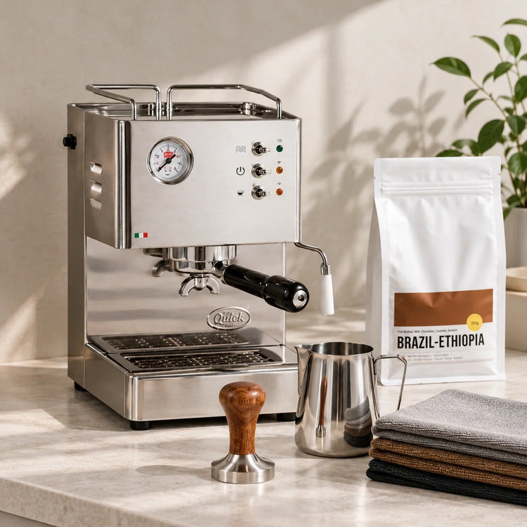 Koffiehoek met espressomachine, melkkan, koffiebonen en losse baristatools