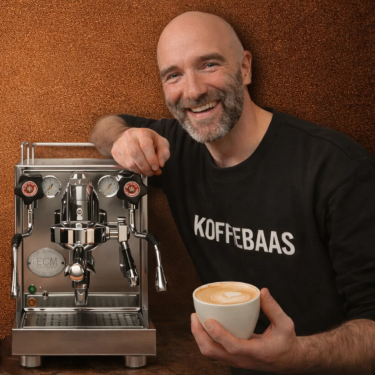 Geert-Jan bij een espressomachine voor collectie Start met Espresso Onder Controle, gratis introductie voor betere espresso thuis