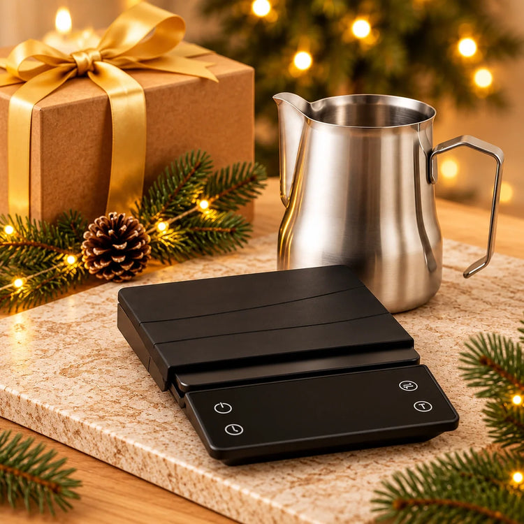 Koffieweegschaal en RVS melkkan bij een kerstcadeau met goud lint