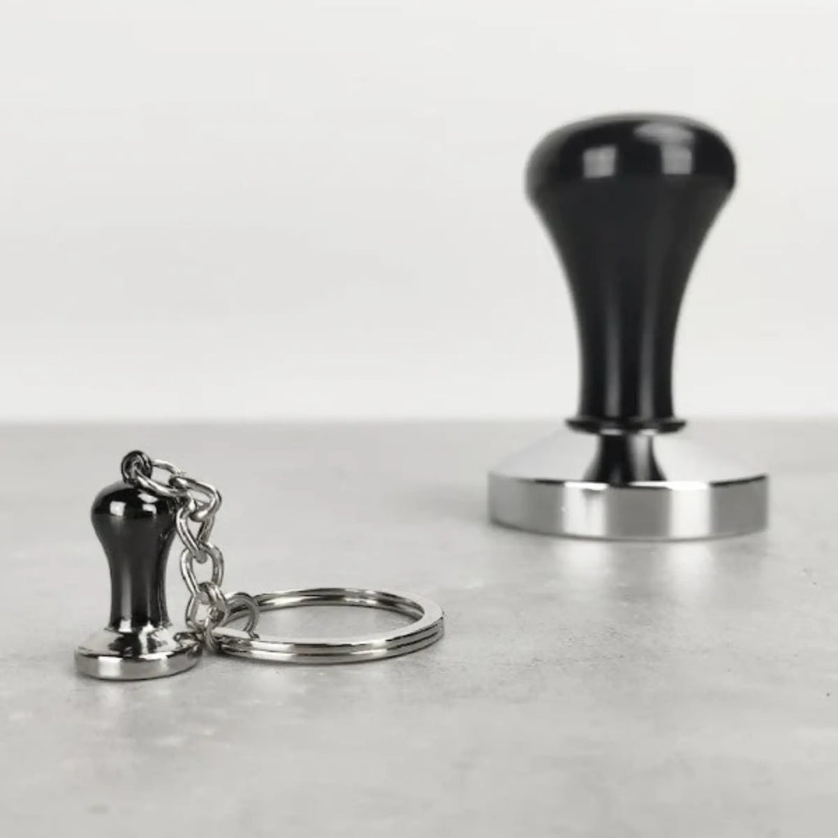Barista sleutelhangers als klein koffiecadeau met mini tamper en melkkan voor thuisbarista’s en koffieliefhebbers