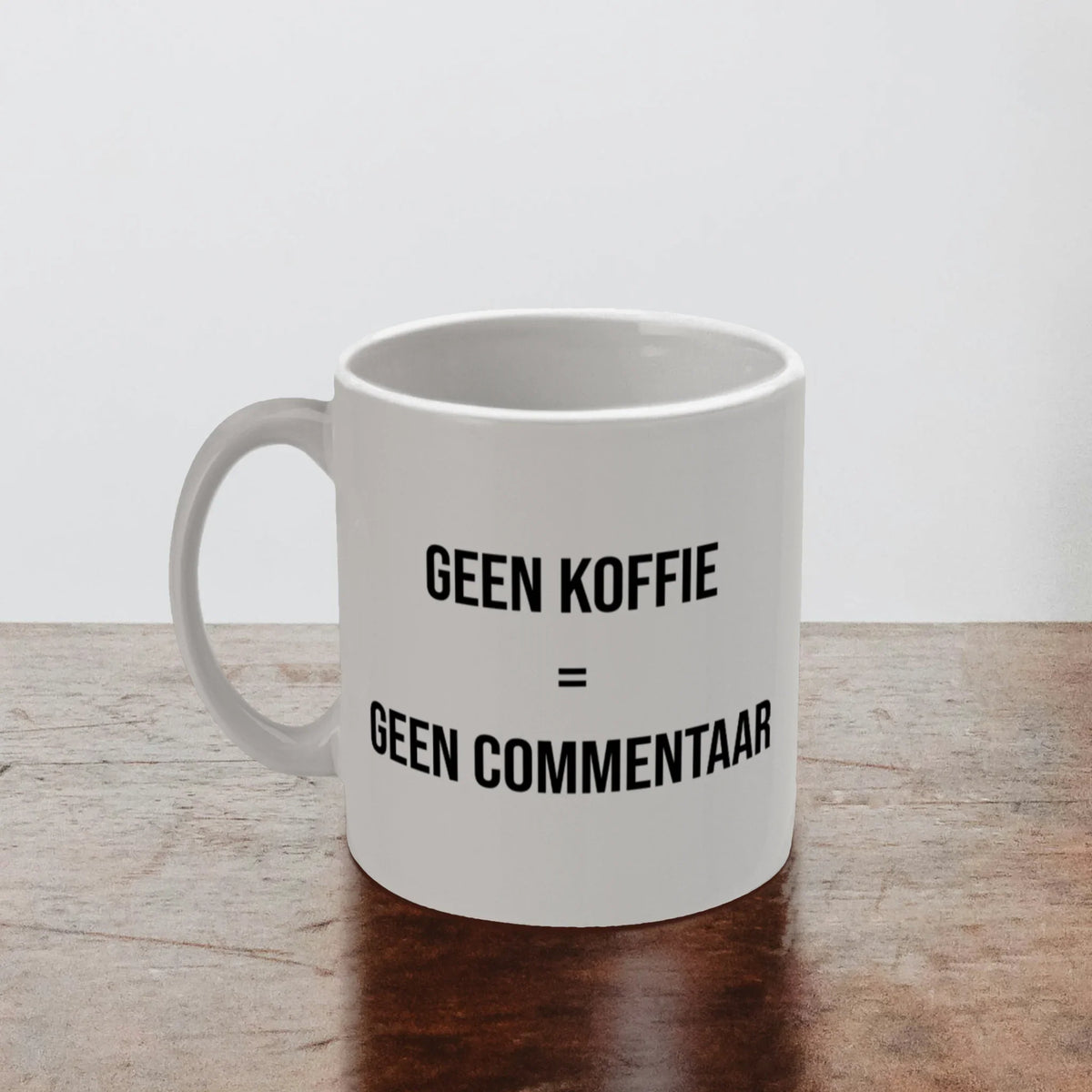 Een witte keramische mok op een rustige thuiswerkplek.