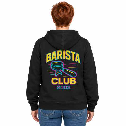 Barista Club 2002 zwarte Cruiser 2.0 hoodie met kleurrijke rugprint, gedragen door vrouw op witte achtergrond.