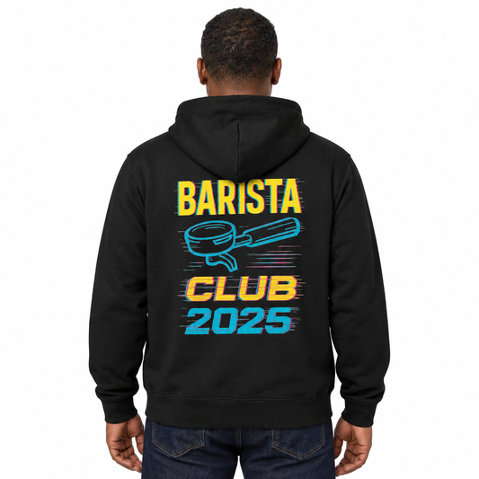 Gedragen achterkant van de zwarte Cruiser 2.0 hoodie met Barista Club 2025-print op witte achtergrond.