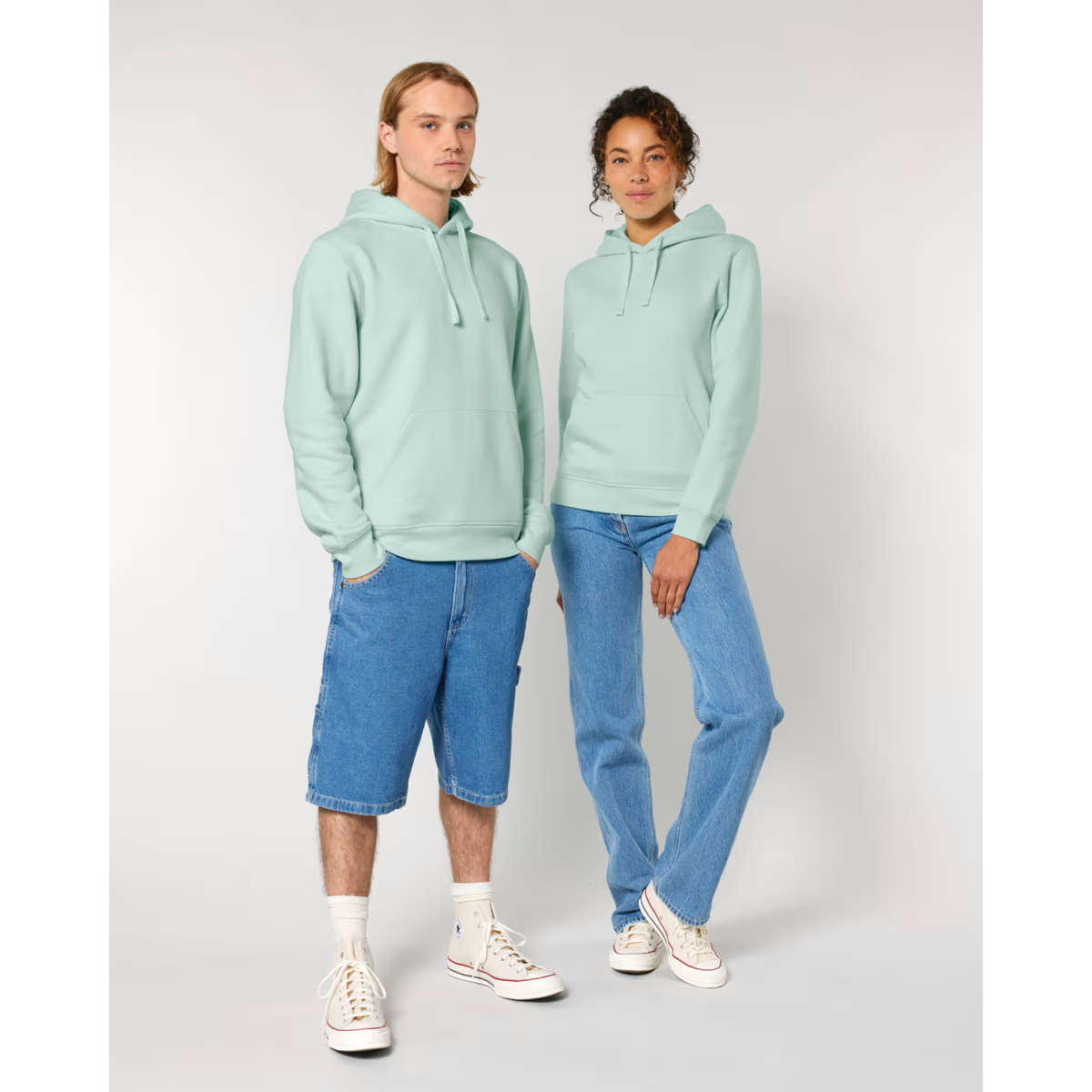 Modellen dragen barista hoodie volledig in beeld – moderne medium fit en zachte stof.
