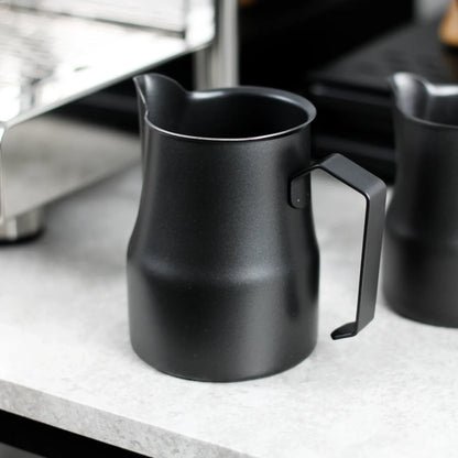 Barista melkkan 450ml in gebruik naast espressomachine – beoordeeld als topkeuze