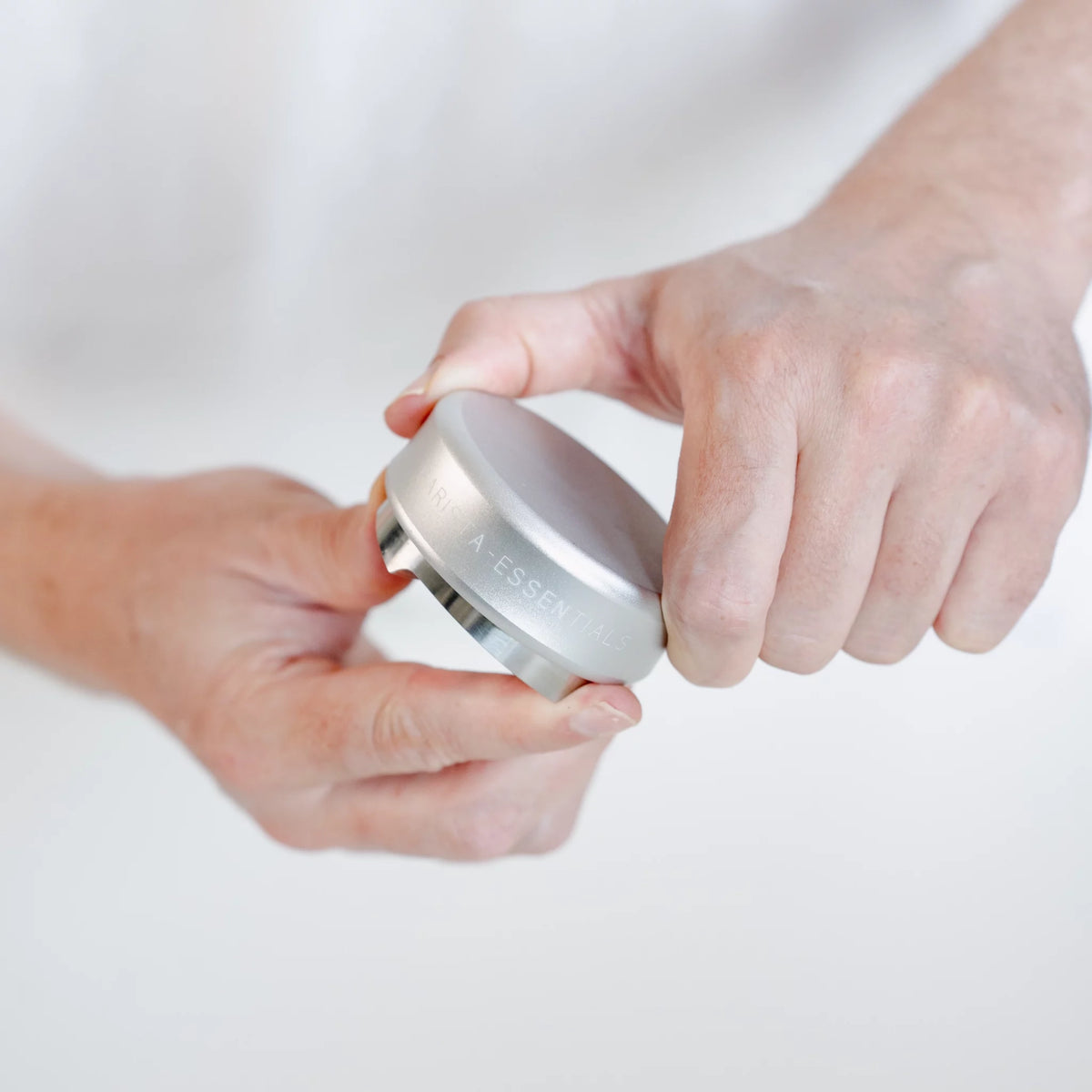 Professionele barista tools: een zilveren 53,3mm koffieverdeler voor een gelijkmatige koffiepuck.