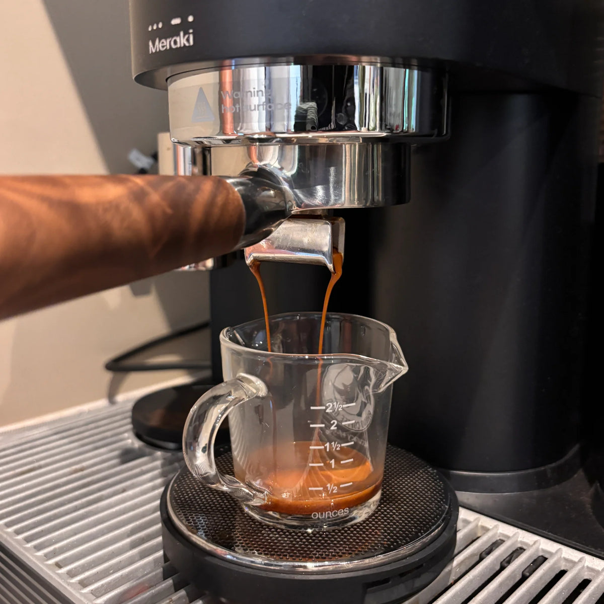 Espresso-extractie tijdens een privé barista workshop aan huis op een Meraki espressomachine.