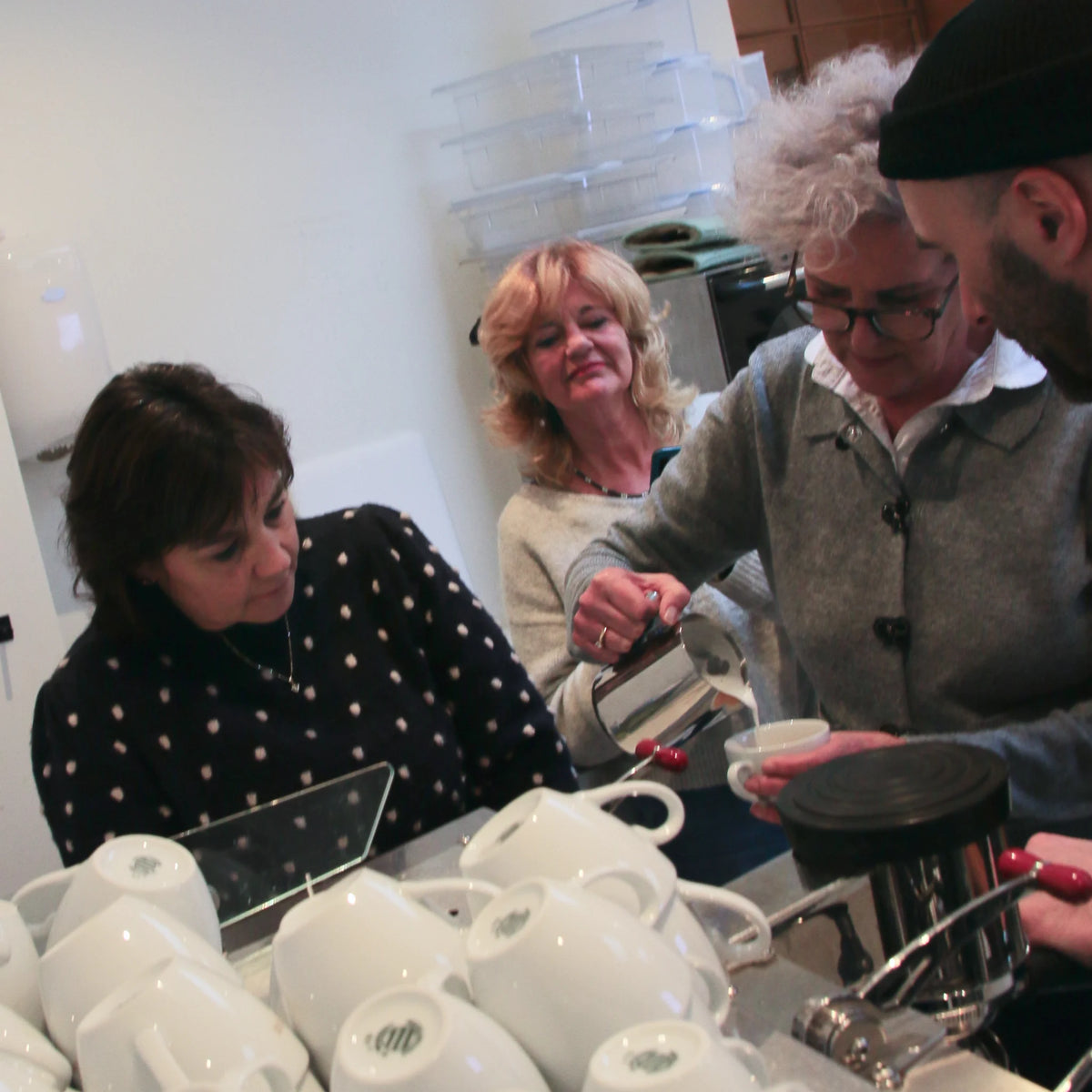 Deelnemer leert hoe je een perfecte espresso zet tijdens de Barista Workshop in Amsterdam.