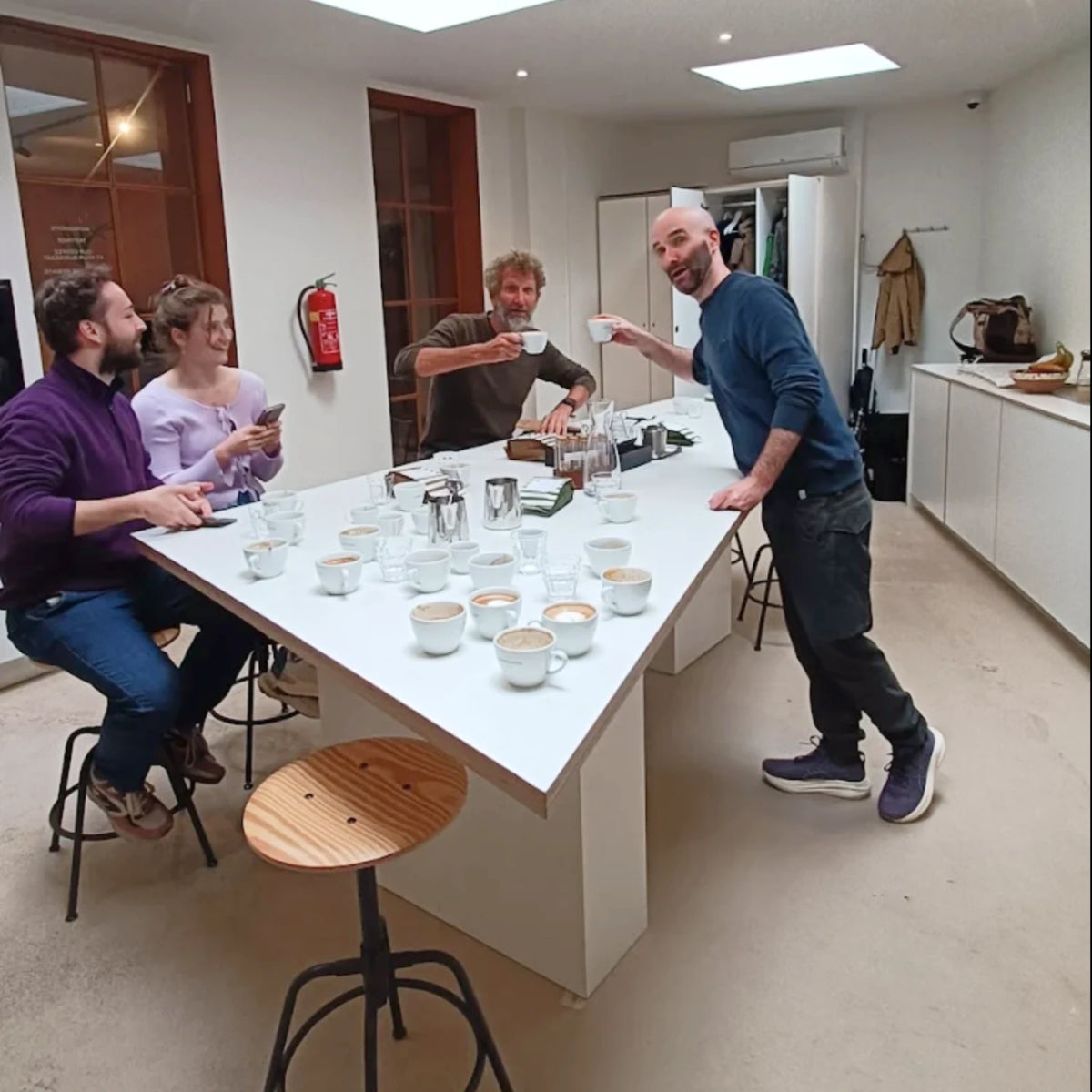 Geertjandebaristaman proost met barista workshop deelnemers in Amsterdam op een leuke workshop.