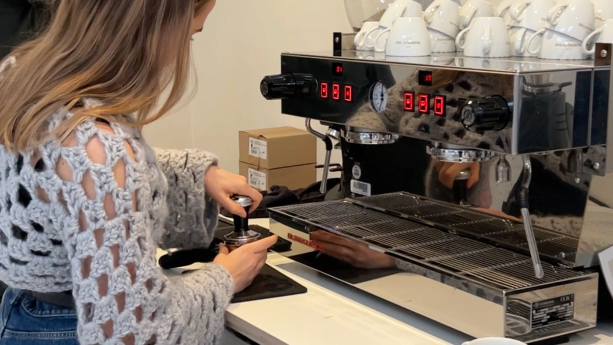 aanstampen espresso techniek tijdens de barista workshop in Amsterdam