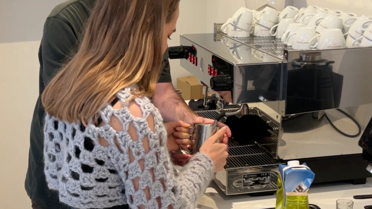 Melk schuimen leren tijdens de barista workshop in Amsterdam