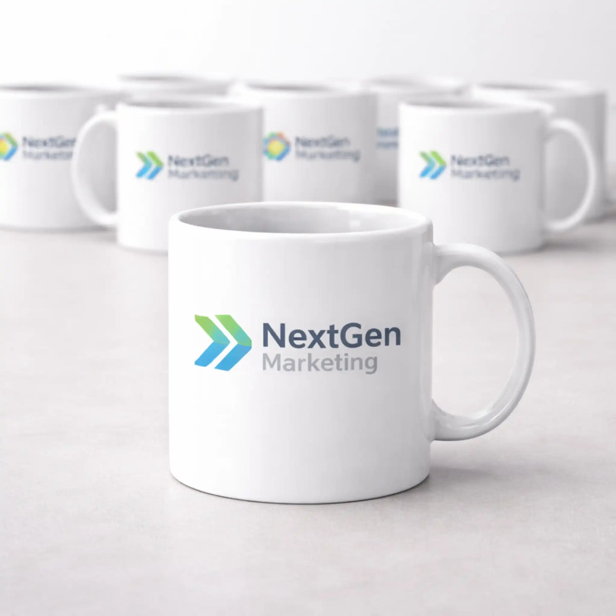 Meerdere witte mokken bedrukt met het NextGen Marketing-logo, ideaal als teamservies of relatiegeschenk.