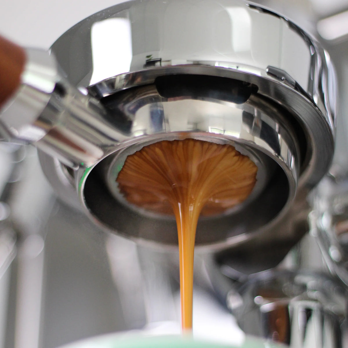 Espresso stroomt uit een portafilter