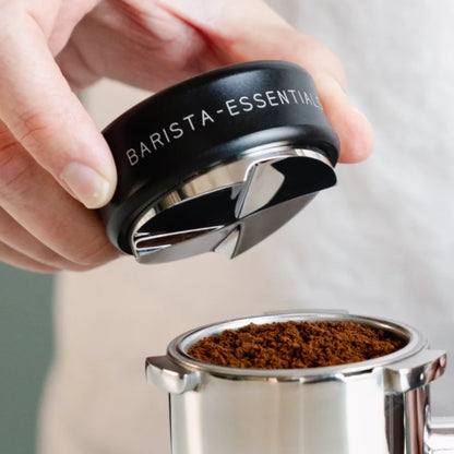 Onderzijde van een zwarte koffieverdeler boven gemalen koffie