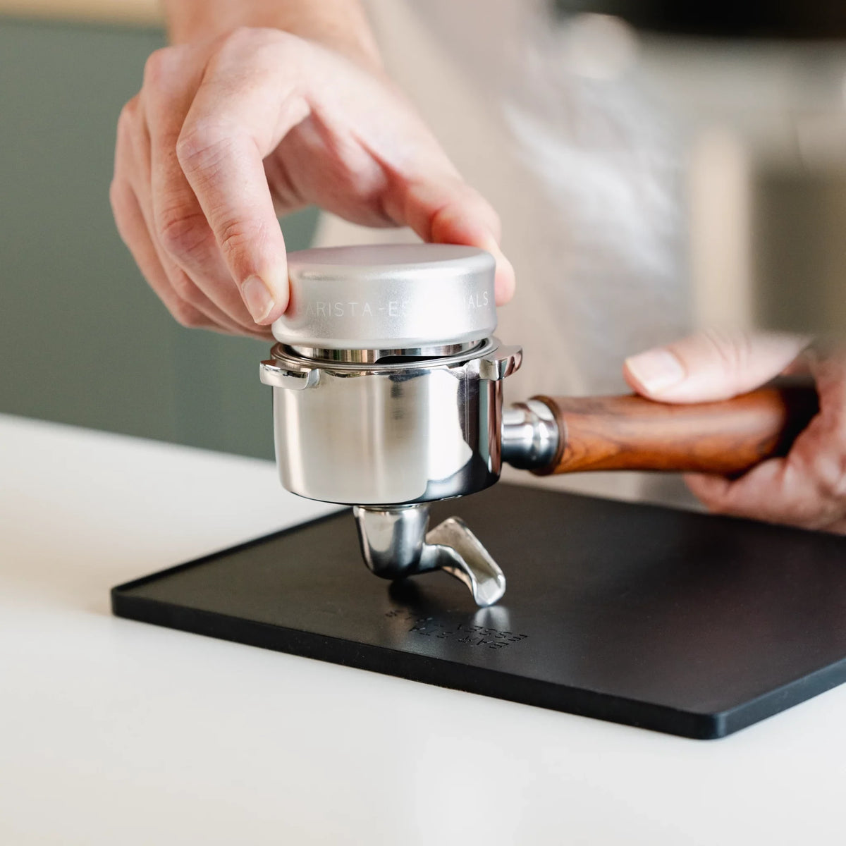 Beste zilveren koffieverdeler voor Sage Barista Express, voorkomt channeling en verbetert extractie.
