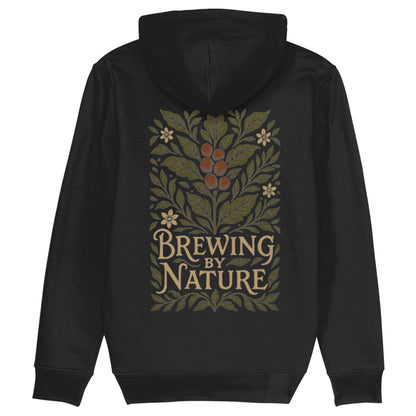Zwarte hoodie van biologisch katoen met botanische koffieprint en tekst ‘Brewing by Nature’ – duurzaam streetwear ontwerp voor koffieliefhebbers en barista’s.