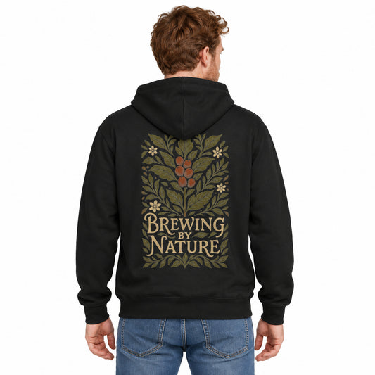 Brewing By Nature Hoodie | Botanic Style — zwarte Cruiser 2.0 met rugprint, gedragen op witte achtergrond.
