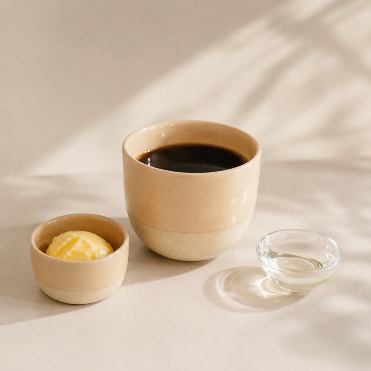 Bulletproof koffie met zwarte koffie, MCT-olie en boter als vetrijke keto-koffie.