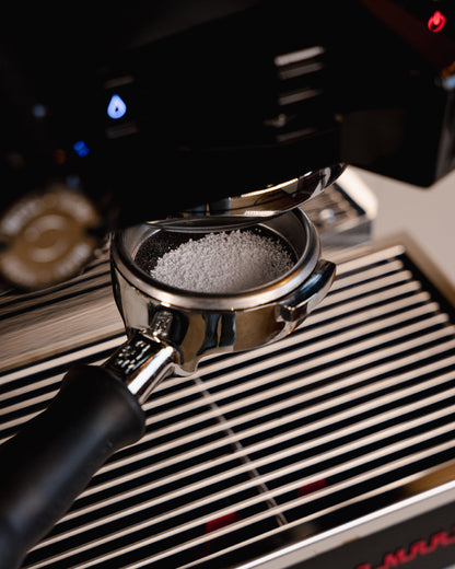Reinigingspoeder in een blindfilter bij een espressomachine