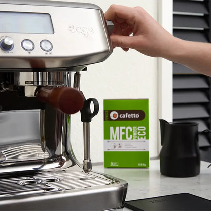 Cafetto MFC Powder Eco naast een espressomachine en zwarte kan