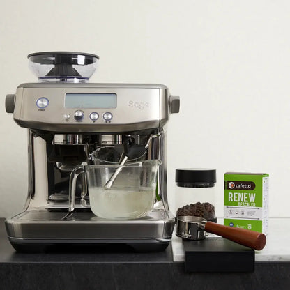 Glazen kan onder de stoompijp met Cafetto Renew op het werkblad
