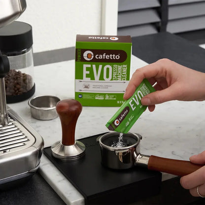 Cafetto EVO reinigingspoeder wordt in een blindfilter geschonken