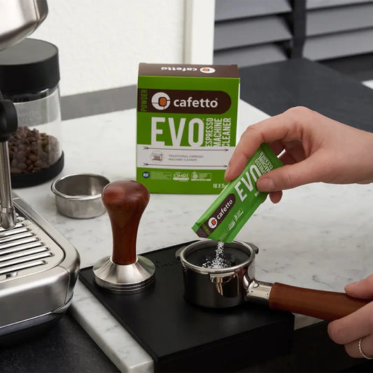 Cafetto EVO reinigingspoeder wordt in een blindfilter geschonken