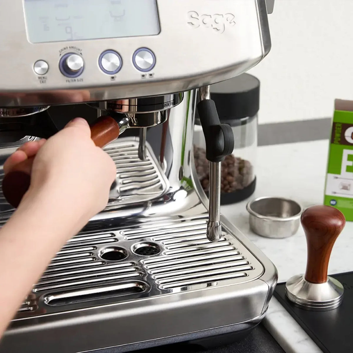 Een portafilter met blindfilter wordt in een espressomachine geplaatst
