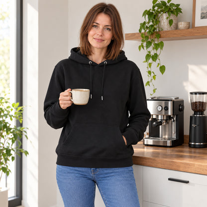 Coffee Disassembled Reimagined Hoodie | Post-Modern Style — onbedrukte voorzijde met hetzelfde model bij een koffiemoment.