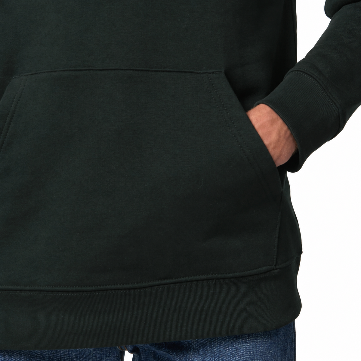 Detail van kangoeroezak, manchet, naden en ribzoom van de zwarte Cruiser 2.0 hoodie.