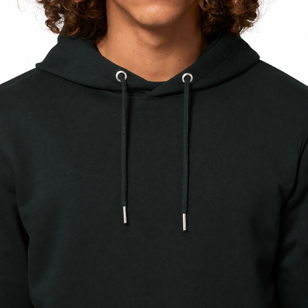 Detail van ronde zwarte koorden, metalen oogjes en koorduiteinden van de Cruiser 2.0 hoodie.