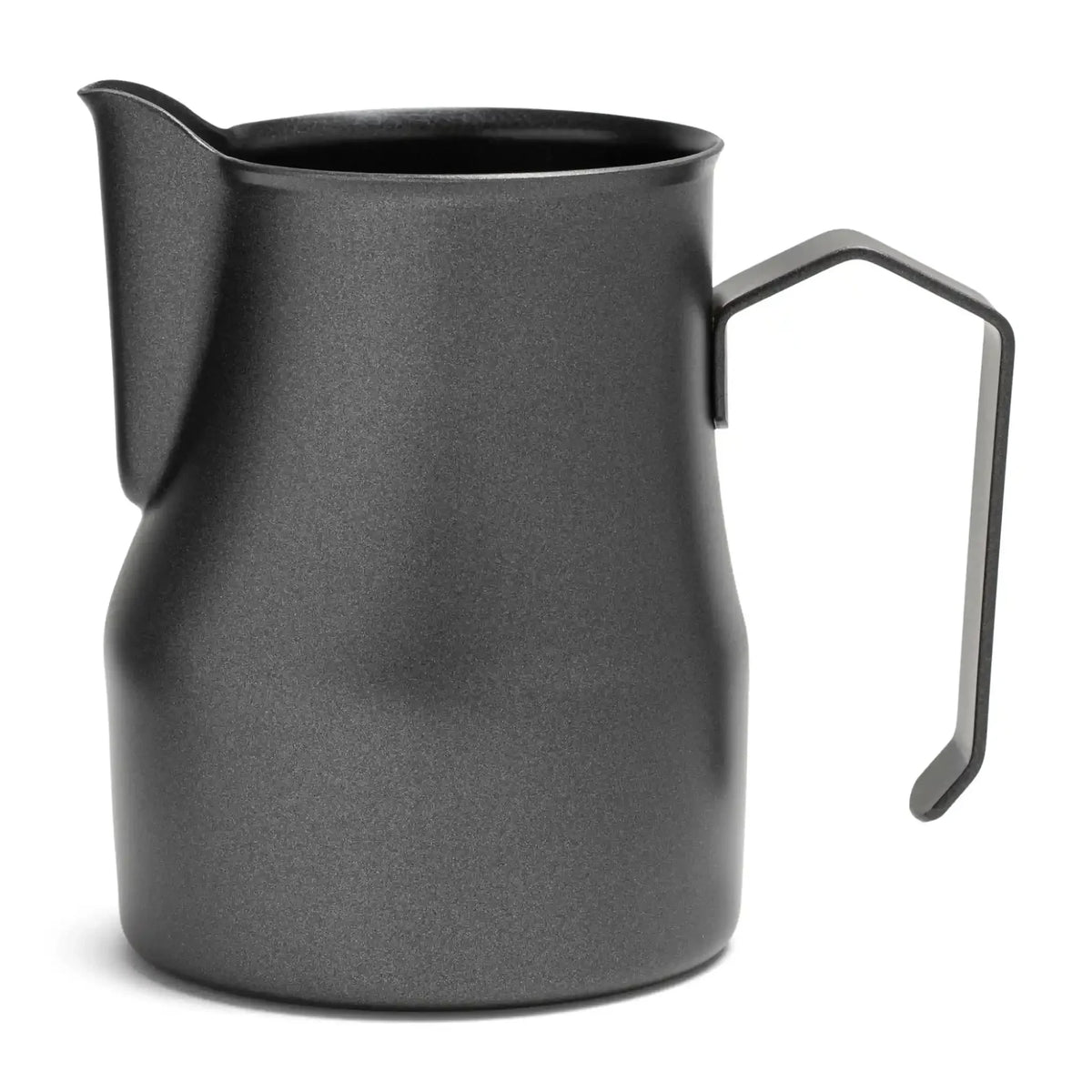 Studiofoto van zwarte barista melkkan 450ml – exclusief bij De Barista Shop