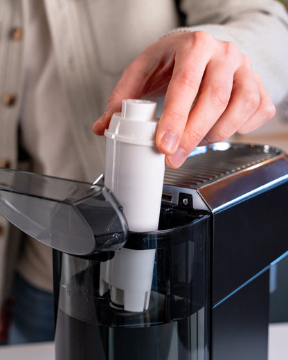 Waterfilter plaatsen in het reservoir van een De’Longhi espressomachine
