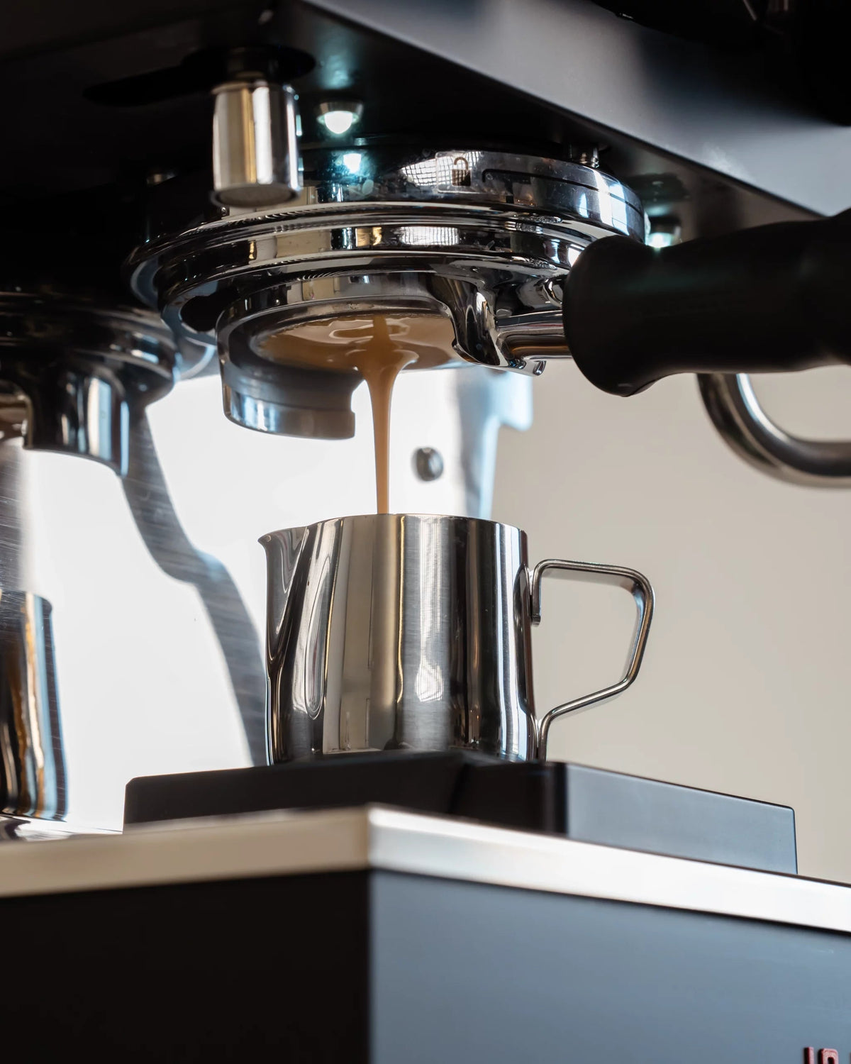 Espresso opvangen in een klein roestvrijstalen kannetje