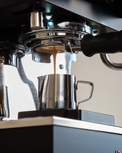 Espresso opvangen in een klein roestvrijstalen kannetje